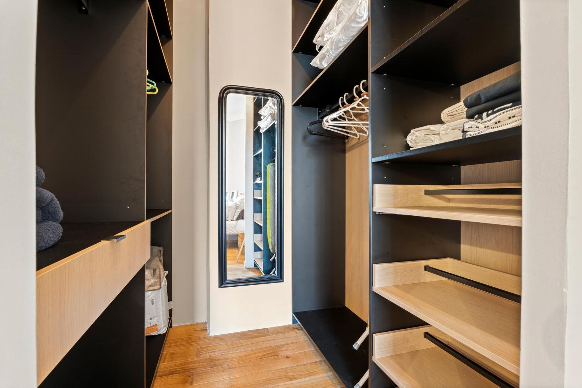 Renting - Dabray - Chic & Spacious In The Heart Of - Prime Location Near Attractions