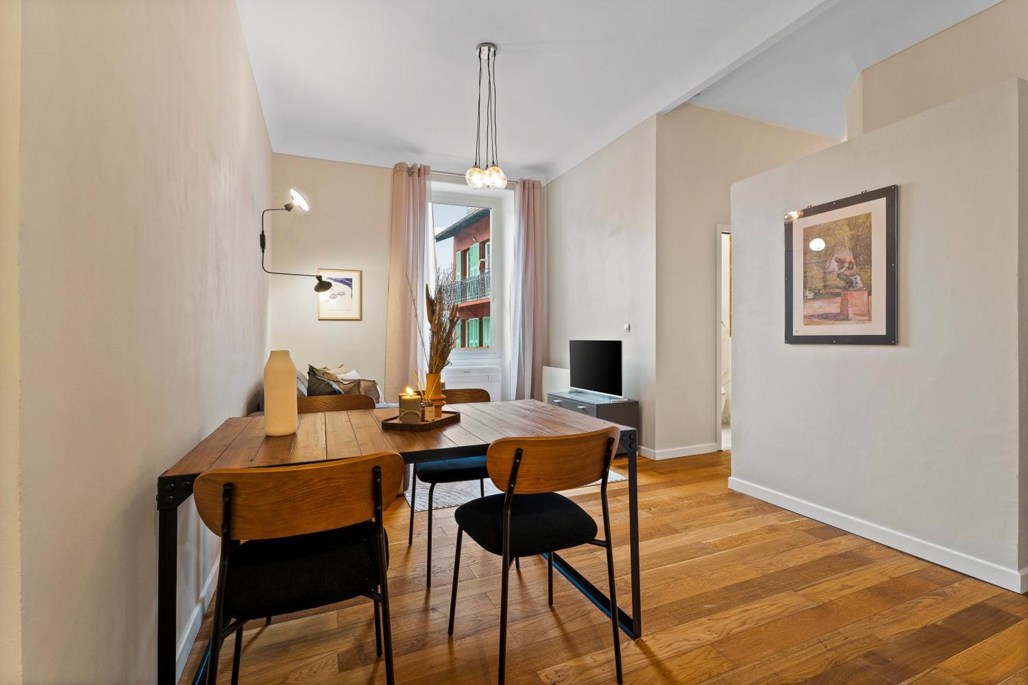 Renting - Dabray - Chic & Spacious In The Heart Of - Prime Location Near Attractions