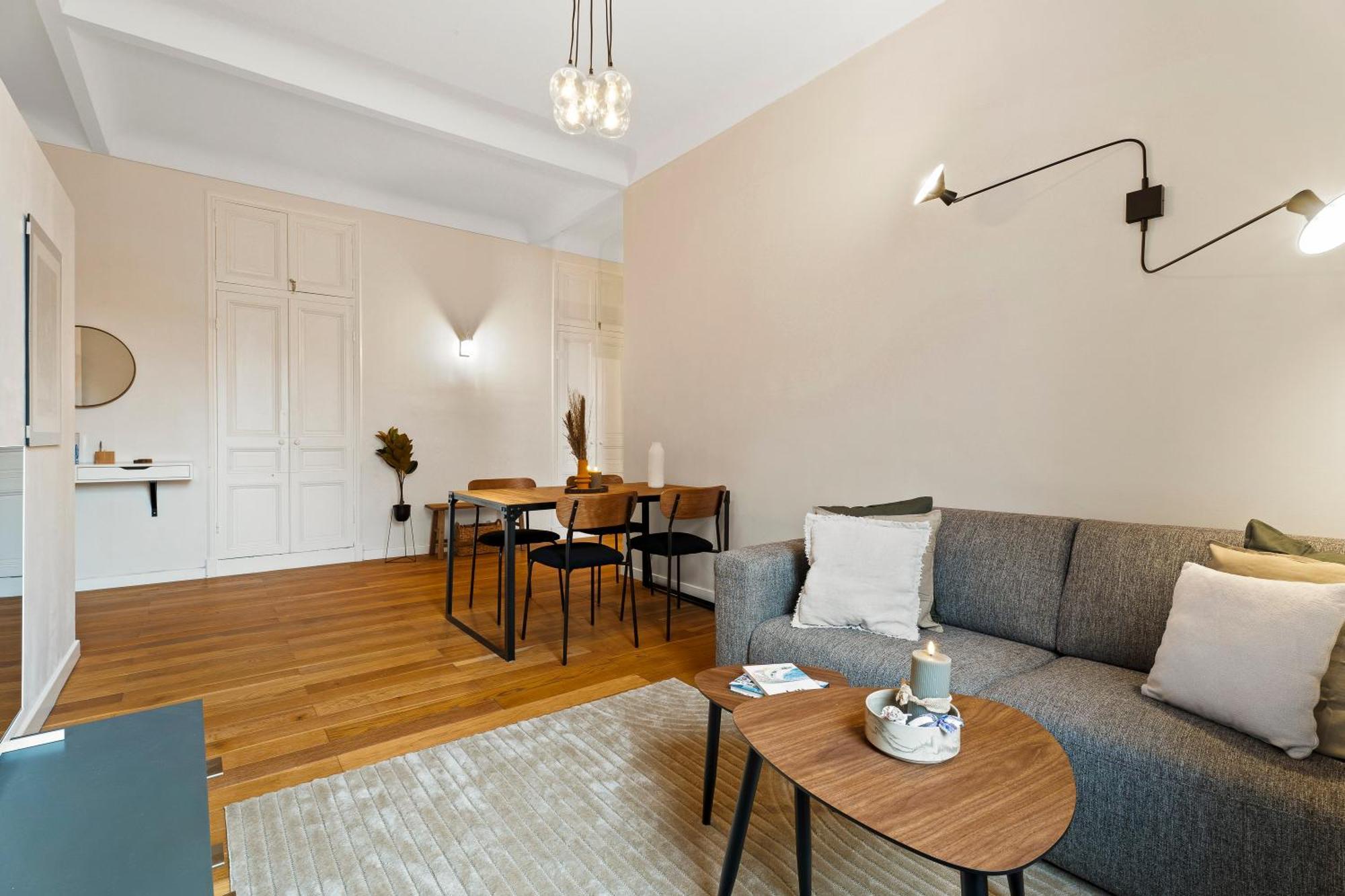 Renting - Dabray - Chic & Spacious In The Heart Of - Prime Location Near Attractions * Nice