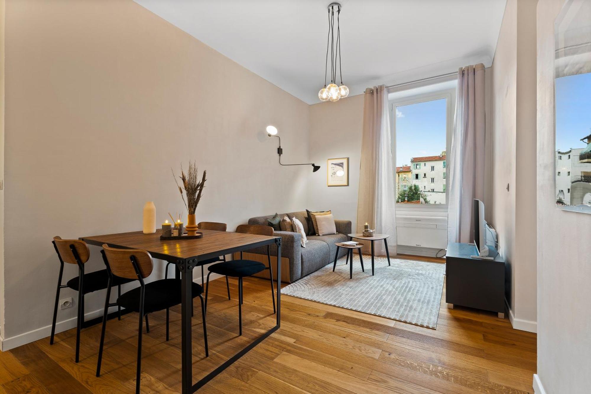 Renting - Dabray - Chic & Spacious In The Heart Of - Prime Location Near Attractions Appartement