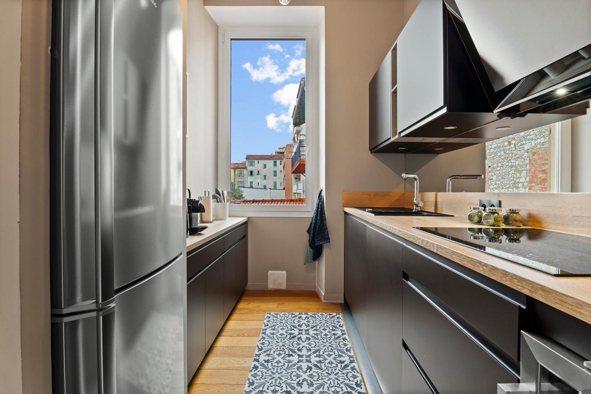 Renting - Dabray - Chic & Spacious In The Heart Of - Prime Location Near Attractions *