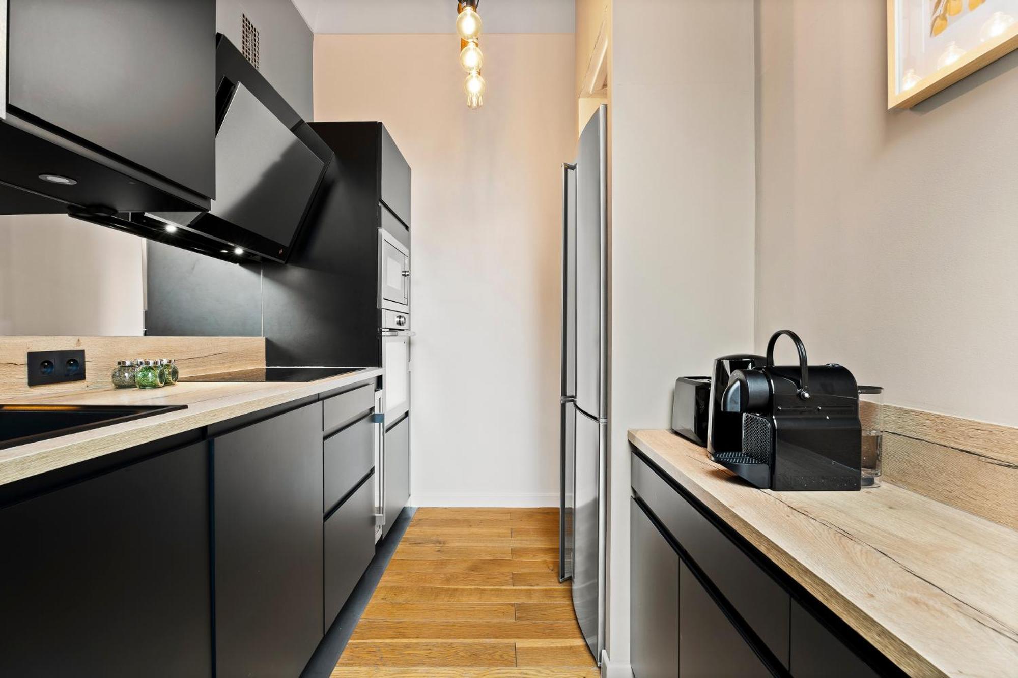 Renting - Dabray - Chic & Spacious In The Heart Of - Prime Location Near Attractions Appartement