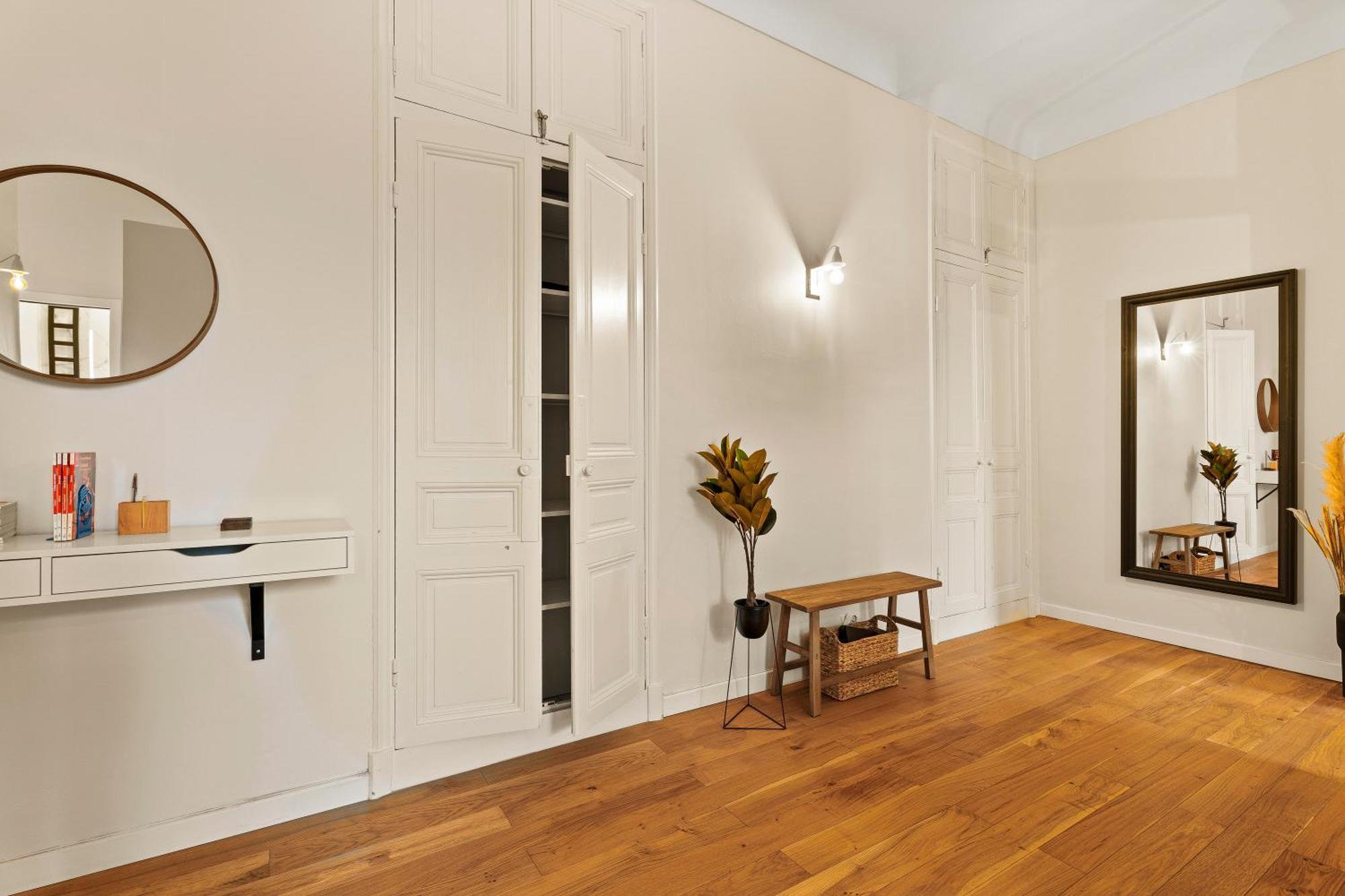 Renting - Dabray - Chic & Spacious In The Heart Of - Prime Location Near Attractions *